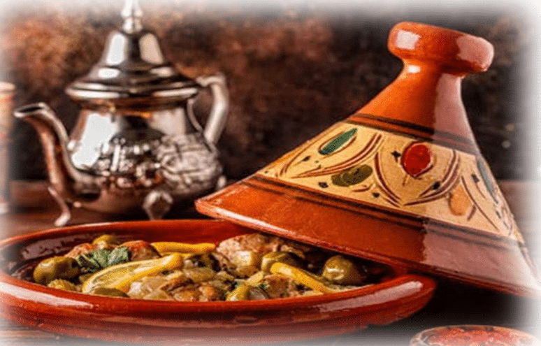 repas marocain dans un plat à tajine