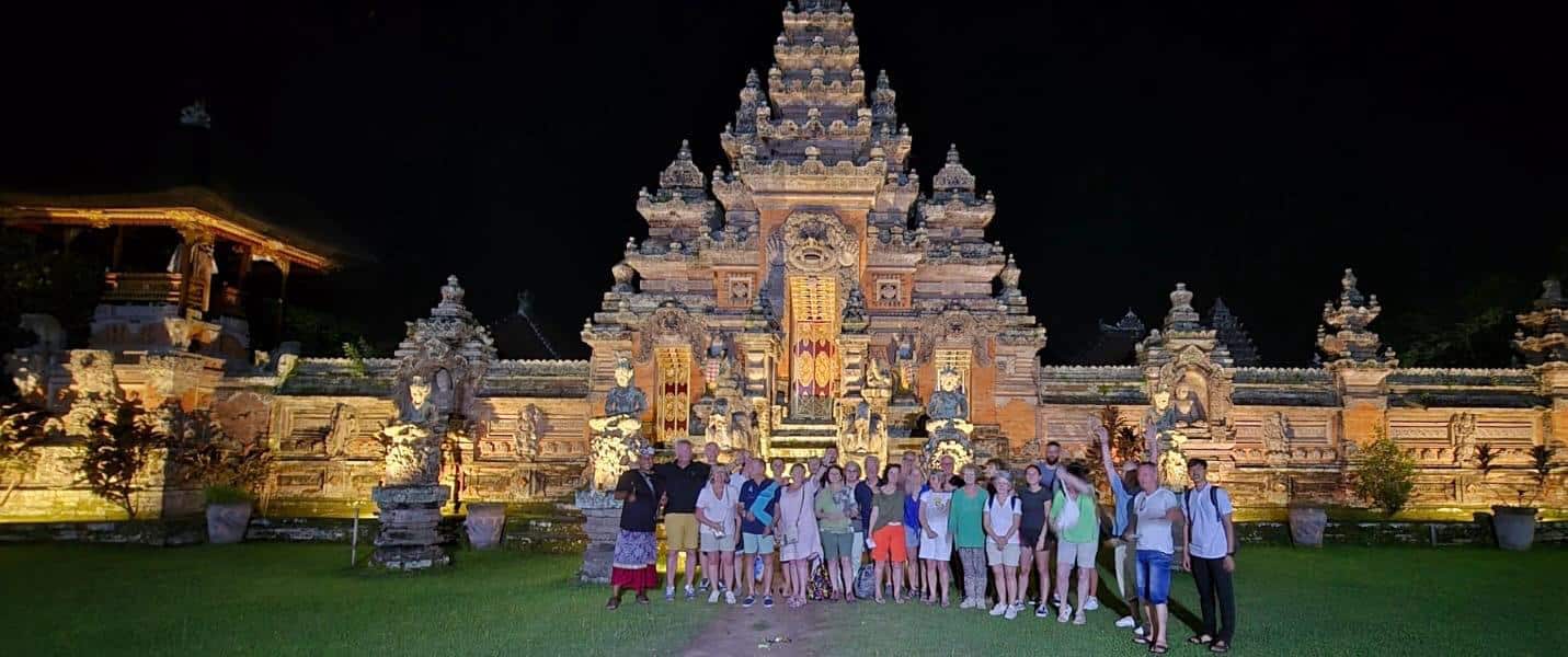 les adhérents de BLC Bandol devant un temple à Bali