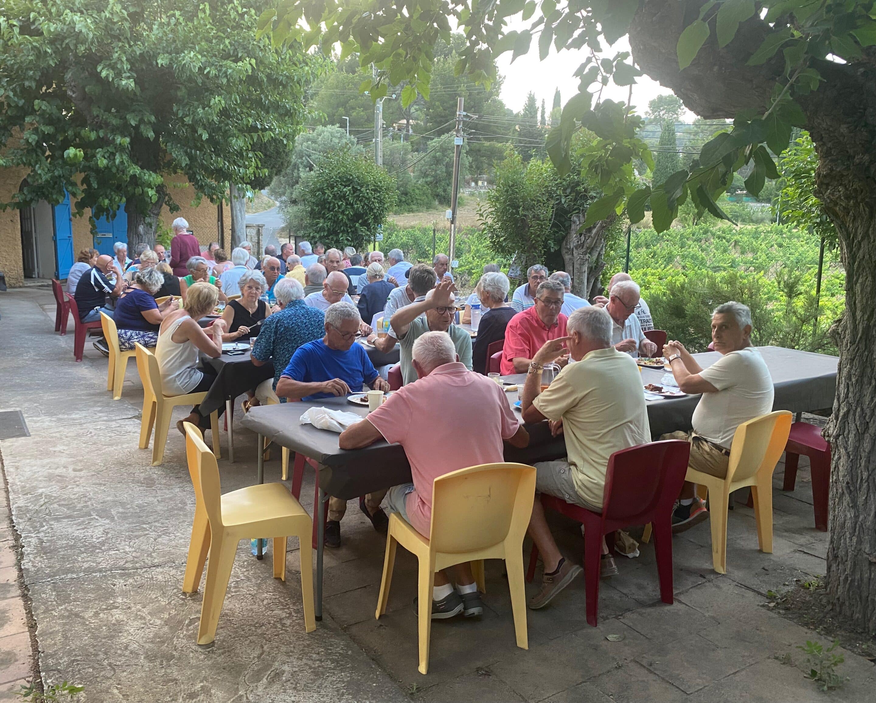 les adhérents de BLC Bandol en habit traditionnel baliné