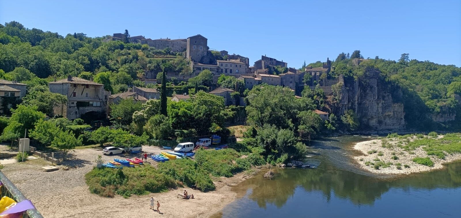 village dans les gorges de l'Ardèche