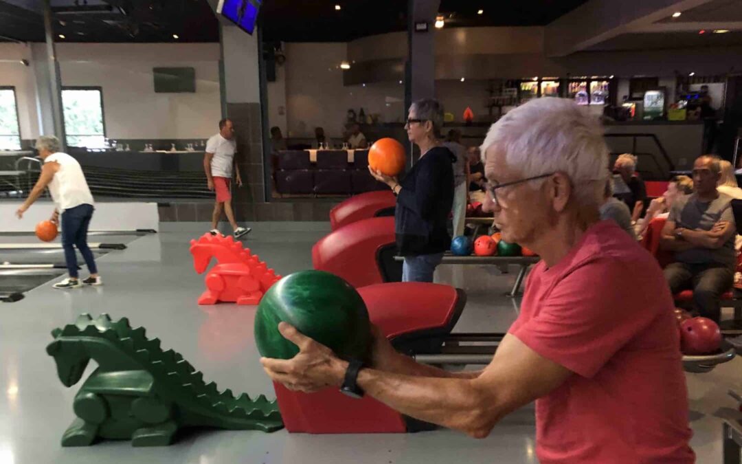 Et hop on se concentre avant de lancer la boule de bowling