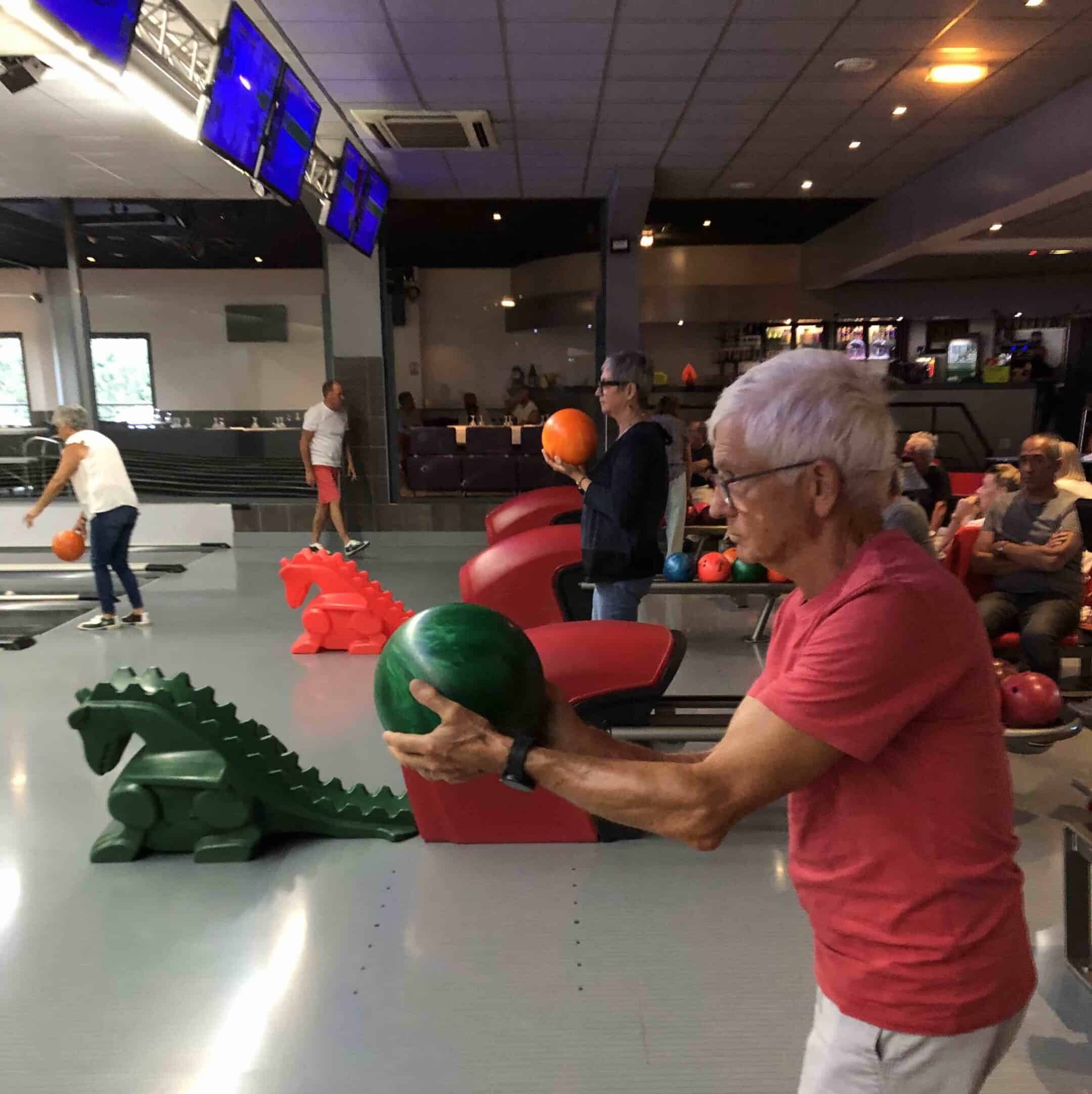 Et hop on se concentre avant de lancer la boule de bowling